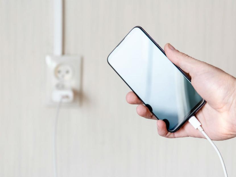 C&oacute;mo un cargador para celular en buen estado hace la diferencia